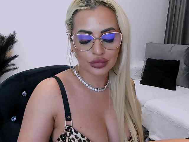 lovelyblondyx webcam