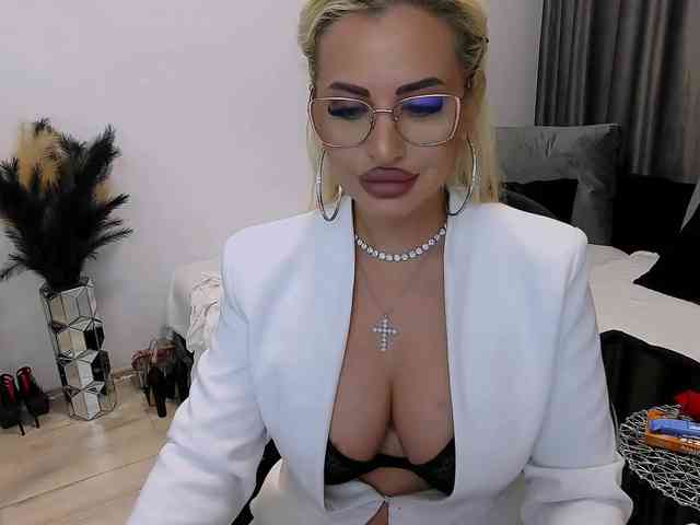 lovelyblondyx webcam