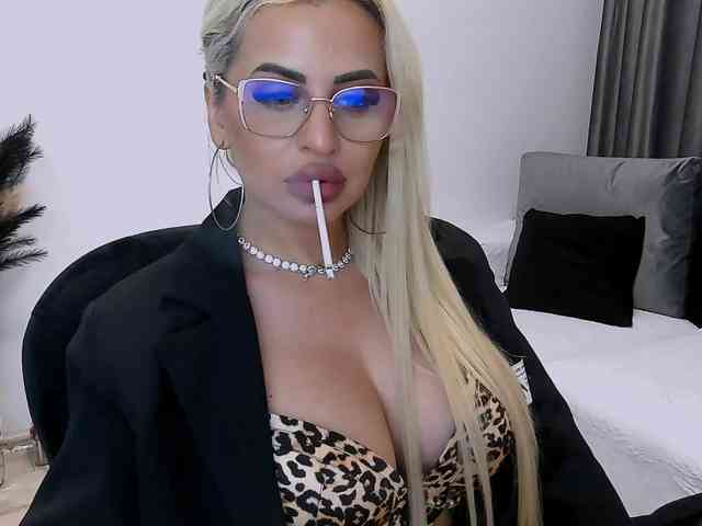 lovelyblondyx webcam