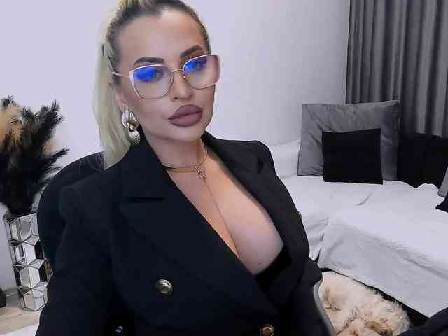 lovelyblondyx webcam