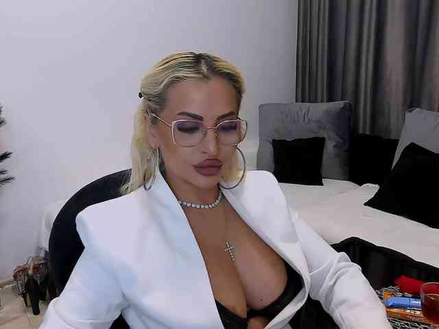 lovelyblondyx webcam