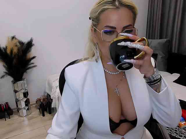 lovelyblondyx webcam