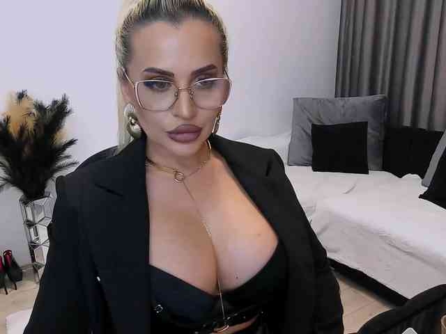 lovelyblondyx webcam