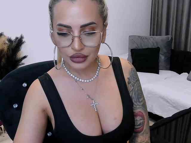 lovelyblondyx webcam