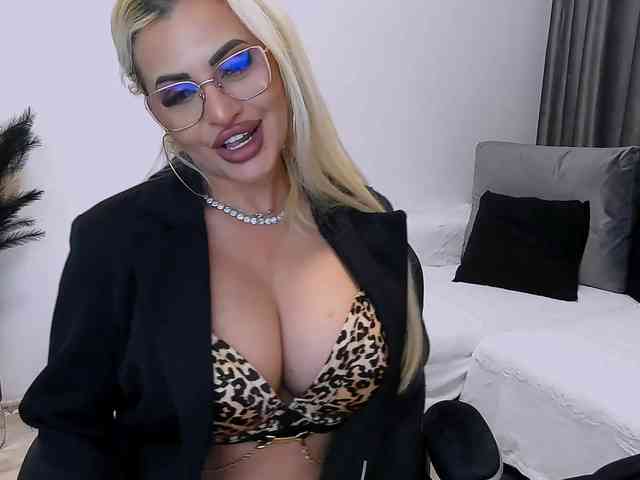lovelyblondyx webcam