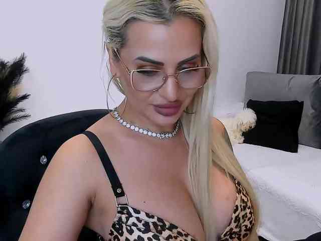 lovelyblondyx webcam
