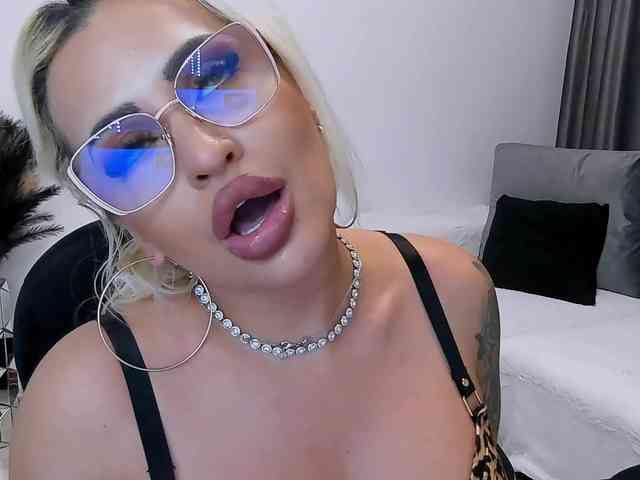 lovelyblondyx webcam