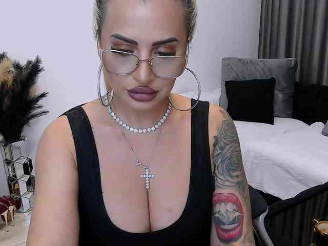 lovelyblondyx webcam