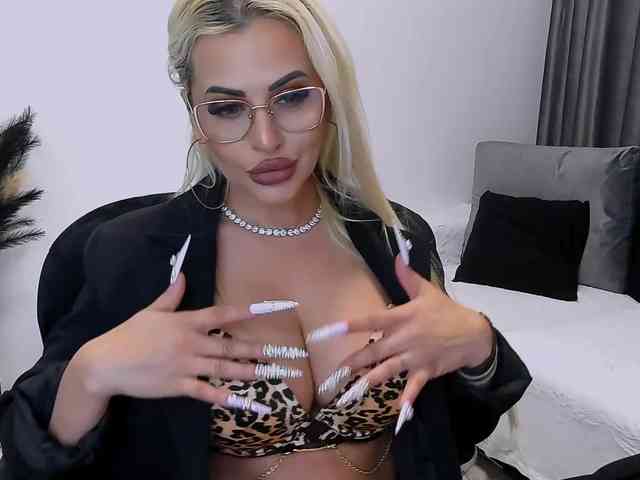 lovelyblondyx webcam