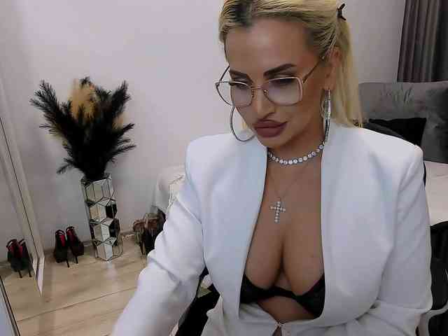 lovelyblondyx webcam