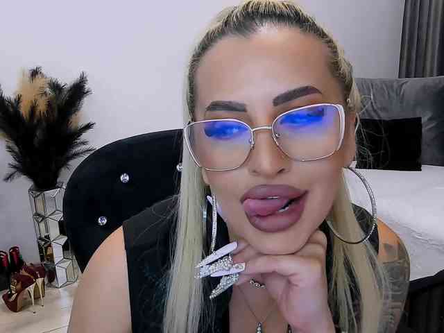 lovelyblondyx webcam