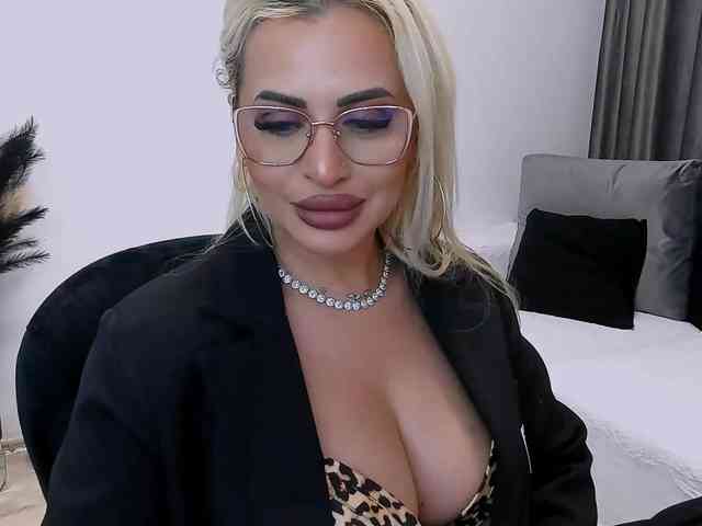 lovelyblondyx webcam