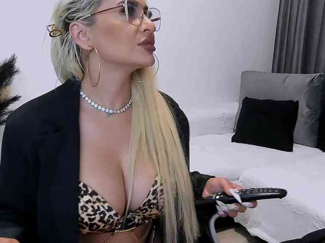 lovelyblondyx webcam