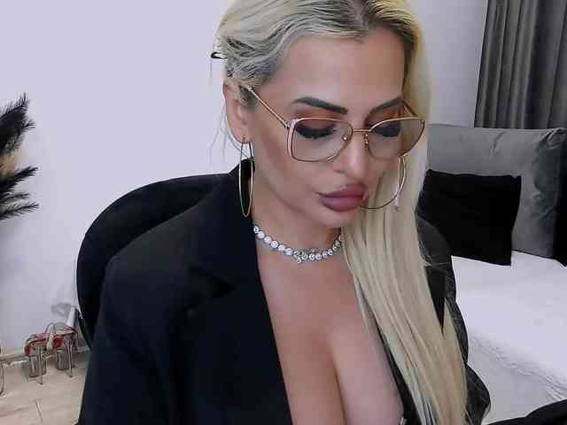 lovelyblondyx webcam