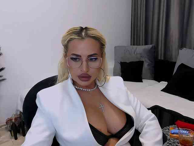 lovelyblondyx webcam
