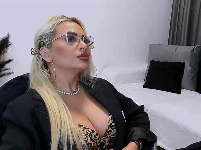 lovelyblondyx webcam