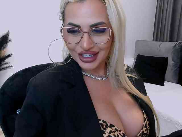 lovelyblondyx webcam