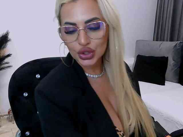 lovelyblondyx webcam
