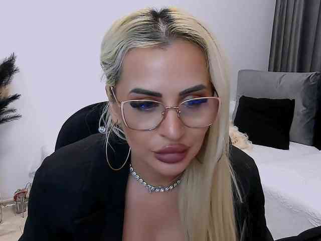 lovelyblondyx webcam