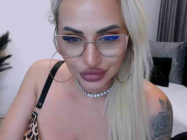lovelyblondyx webcam