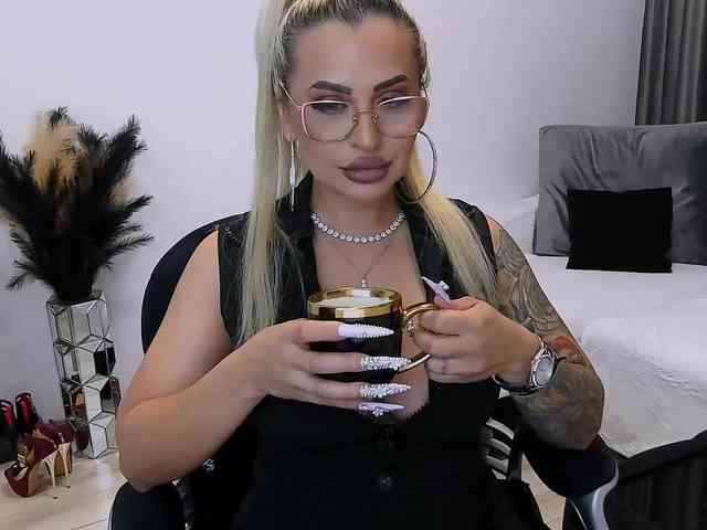 lovelyblondyx webcam