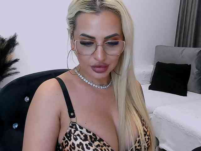 lovelyblondyx webcam