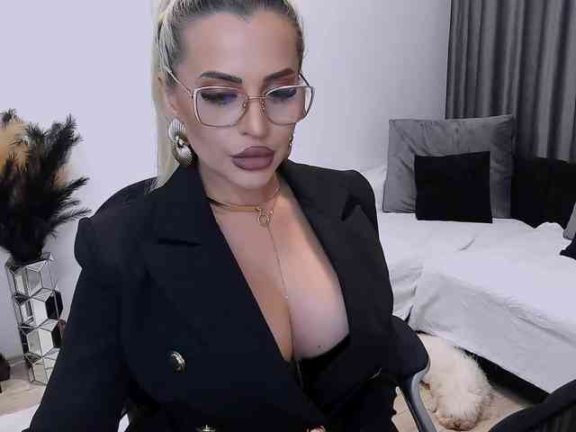 lovelyblondyx webcam