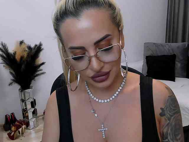 lovelyblondyx webcam