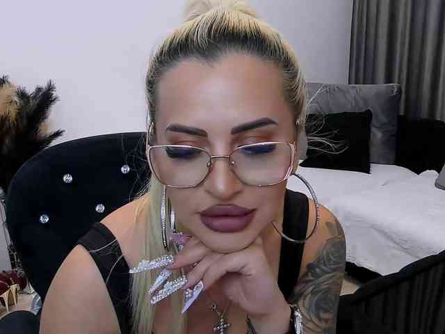 lovelyblondyx webcam