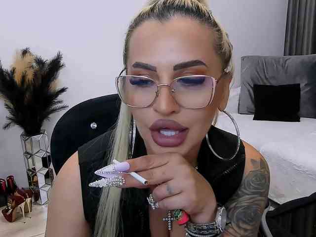 lovelyblondyx webcam