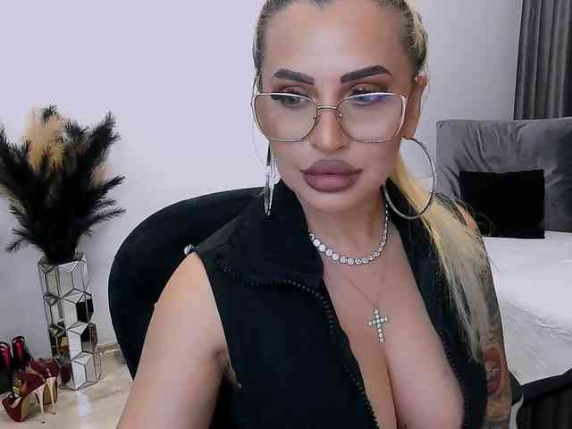 lovelyblondyx webcam