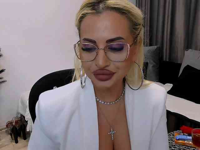 lovelyblondyx webcam