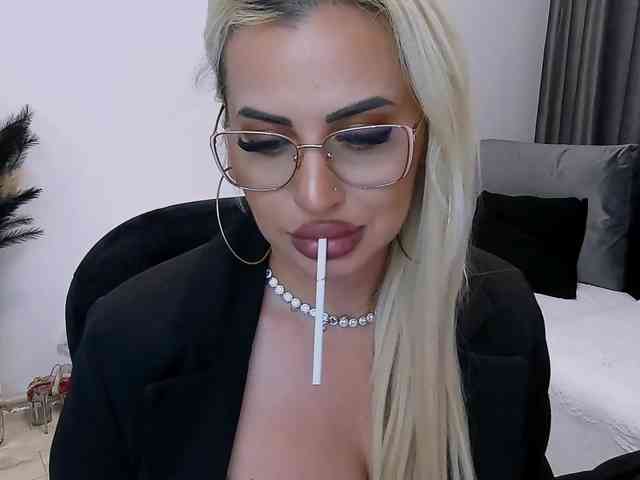 lovelyblondyx webcam