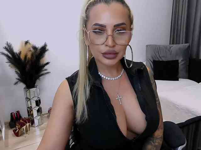 lovelyblondyx webcam