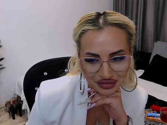lovelyblondyx webcam