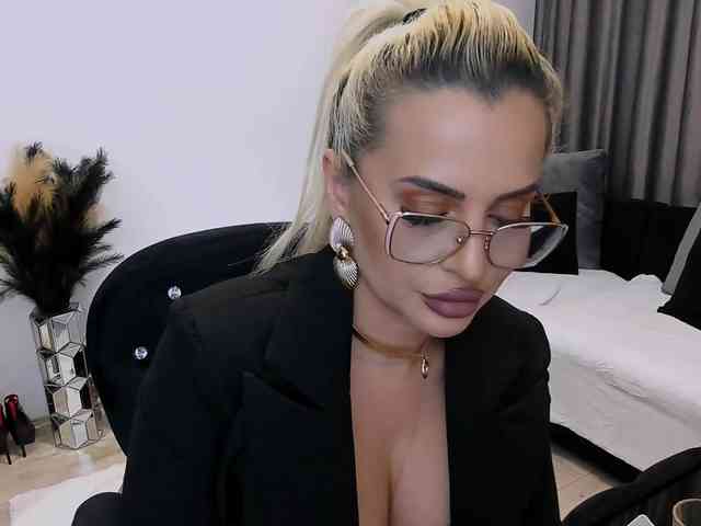 lovelyblondyx webcam