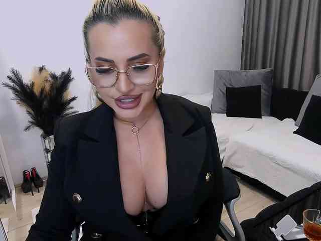 lovelyblondyx webcam