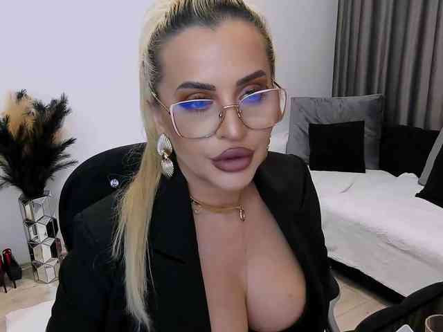 lovelyblondyx webcam