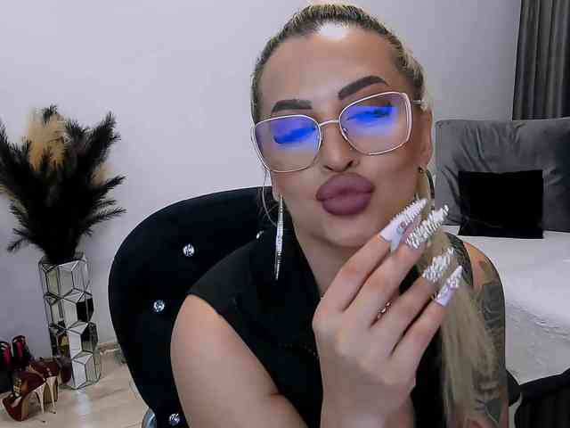 lovelyblondyx webcam