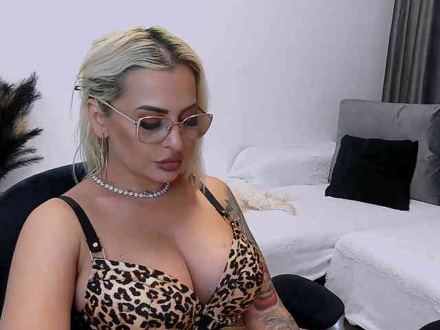 lovelyblondyx webcam
