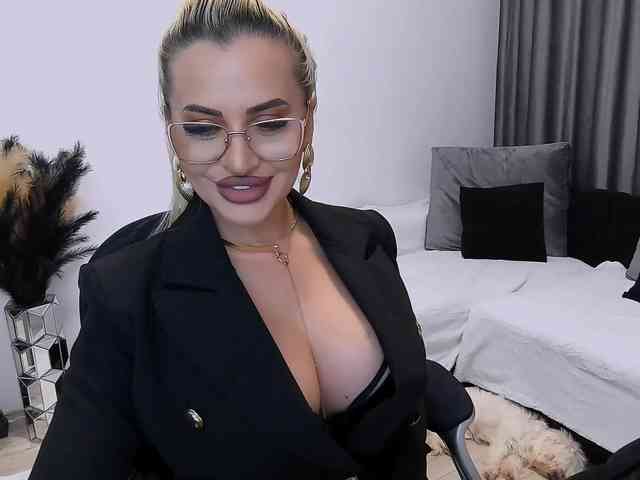 lovelyblondyx webcam