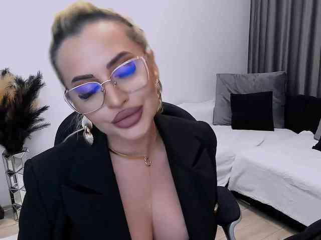lovelyblondyx webcam