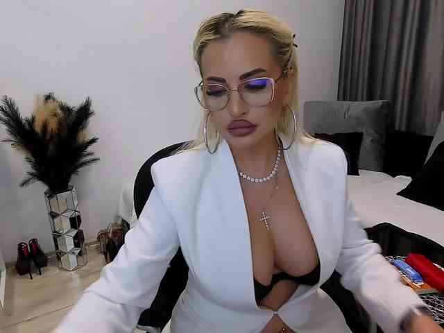 lovelyblondyx webcam