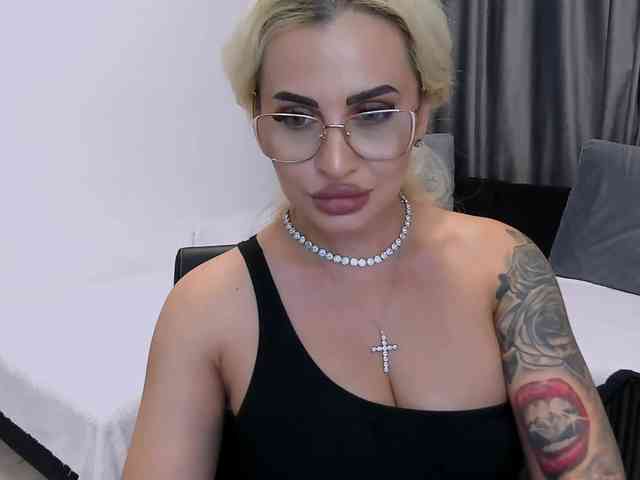 lovelyblondyx webcam