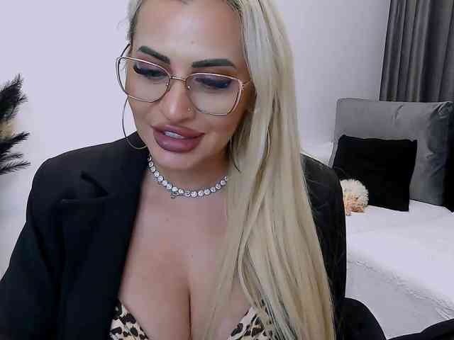 lovelyblondyx webcam