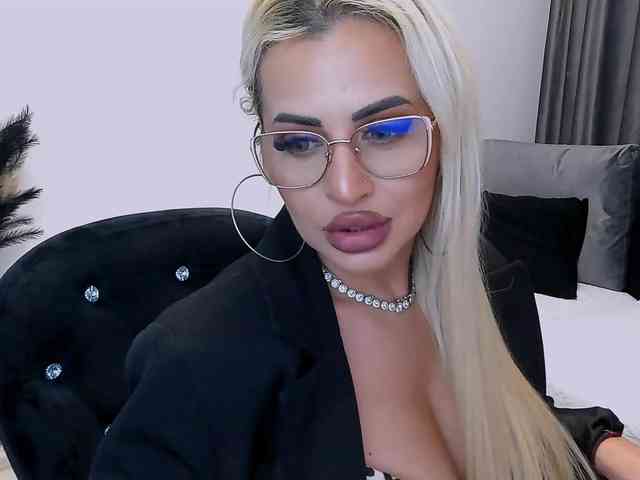 lovelyblondyx webcam