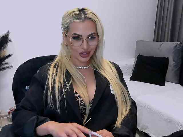 lovelyblondyx webcam