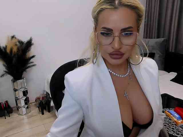 lovelyblondyx webcam
