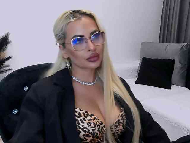 lovelyblondyx webcam