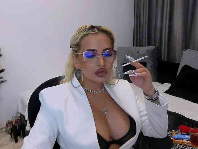 lovelyblondyx webcam